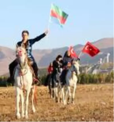 Son dakika haberi! Dadaş amazonlar, Azerbaycan için atlarını dörtnala sürüp, ok attı