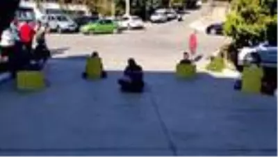 Datça'da belediye önünde oturma eylemi devam ediyor Datça'da belediye önünde oturma eylemi devam ediyor