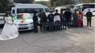 Düğün konvoyu gibi süslenen 3 araçta 16 göçmen yakalandı Düğün konvoyu gibi süslenen 3 araçta 16 göçmen yakalandı
