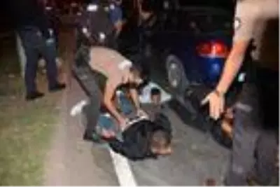 'Dur' ihtarına uymayan otomobilden av tüfeği çıktı: 3 gözaltı 'Dur' ihtarına uymayan otomobilden av tüfeği çıktı: 3 gözaltı
