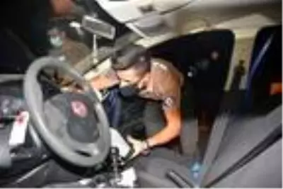 'Dur' ihtarına uymayan otomobilden av tüfeği çıktı: 3 gözaltı 'Dur' ihtarına uymayan otomobilden av tüfeği çıktı: 3 gözaltı