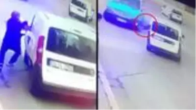 El frenini çekmeyi unuttuğu araç hareket edince camdan içeri atlayarak durdurdu El frenini çekmeyi unuttuğu araç hareket edince camdan içeri atlayarak durdurdu