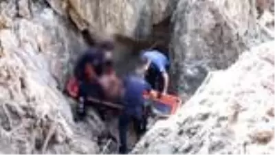 Falezlerden düşerek mahsur kalan kişi kurtarıldı Falezlerden düşerek mahsur kalan kişi kurtarıldı