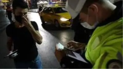 Fazla yolcu aldığı için ceza yiyen taksiciden ilginç savunma: Haberim yoktu, bugün başladım Fazla yolcu aldığı için ceza yiyen taksiciden ilginç savunma: Haberim yoktu, bugün başladım