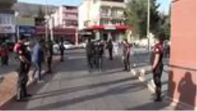 Gasp girişiminde bulundukları iddiasıyla yakalanan 3 kişi tutuklandı Gasp girişiminde bulundukları iddiasıyla yakalanan 3 kişi tutuklandı