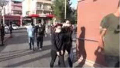 Gasp girişiminde bulundukları iddiasıyla yakalanan 3 kişi tutuklandı Gasp girişiminde bulundukları iddiasıyla yakalanan 3 kişi tutuklandı