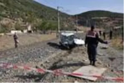 Hemzemin geçitte tren hafif ticari araca çarptı; 1'i çocuk 2 kişi öldü, 1 çocuk yaralandı Hemzemin geçitte tren hafif ticari araca çarptı; 1'i çocuk 2 kişi öldü, 1 çocuk yaralandı