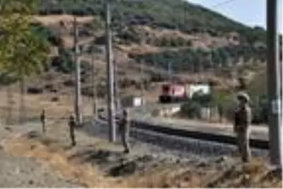 Hemzemin geçitte tren hafif ticari araca çarptı; 1'i çocuk 2 kişi öldü, 1 çocuk yaralandı Hemzemin geçitte tren hafif ticari araca çarptı; 1'i çocuk 2 kişi öldü, 1 çocuk yaralandı