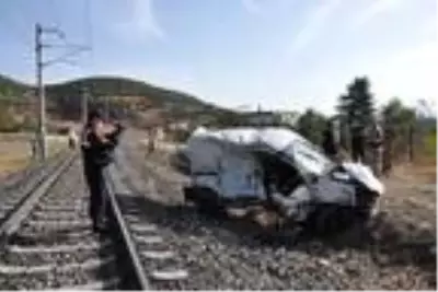 Hemzemin geçitte tren hafif ticari araca çarptı; 1'i çocuk 2 kişi öldü, 1 çocuk yaralandı Hemzemin geçitte tren hafif ticari araca çarptı; 1'i çocuk 2 kişi öldü, 1 çocuk yaralandı