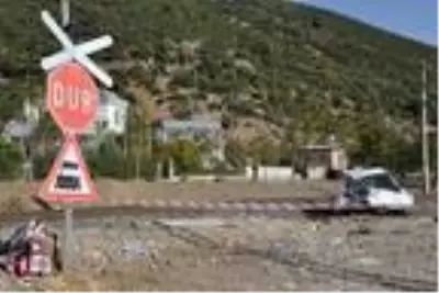 Hemzemin geçitte tren hafif ticari araca çarptı; 1'i çocuk 2 kişi öldü, 1 çocuk yaralandı Hemzemin geçitte tren hafif ticari araca çarptı; 1'i çocuk 2 kişi öldü, 1 çocuk yaralandı