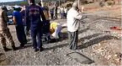 Hemzemin geçitte tren hafif ticari araca çarptı; 1'i çocuk 2 kişi öldü, 1 çocuk yaralandı Hemzemin geçitte tren hafif ticari araca çarptı; 1'i çocuk 2 kişi öldü, 1 çocuk yaralandı