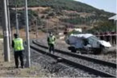 Hemzemin geçitte tren hafif ticari araca çarptı; 1'i çocuk 2 kişi öldü, 1 çocuk yaralandı Hemzemin geçitte tren hafif ticari araca çarptı; 1'i çocuk 2 kişi öldü, 1 çocuk yaralandı