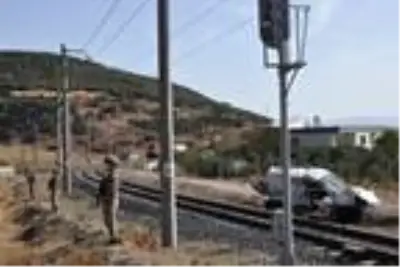 Hemzemin geçitte tren hafif ticari araca çarptı; 1'i çocuk 2 kişi öldü, 1 çocuk yaralandı Hemzemin geçitte tren hafif ticari araca çarptı; 1'i çocuk 2 kişi öldü, 1 çocuk yaralandı