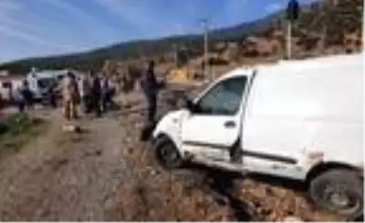 Hemzemin geçitte tren hafif ticari araca çarptı; 1'i çocuk 2 kişi öldü, 1 çocuk yaralandı Hemzemin geçitte tren hafif ticari araca çarptı; 1'i çocuk 2 kişi öldü, 1 çocuk yaralandı