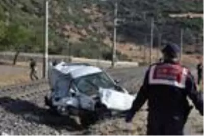 Hemzemin geçitte tren hafif ticari araca çarptı; 1'i çocuk 2 kişi öldü, 1 çocuk yaralandı Hemzemin geçitte tren hafif ticari araca çarptı; 1'i çocuk 2 kişi öldü, 1 çocuk yaralandı