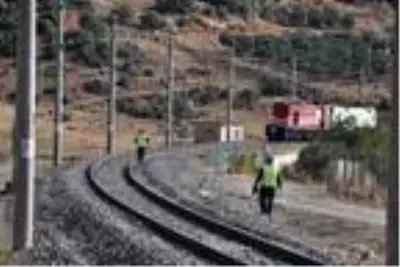 Hemzemin geçitte tren hafif ticari araca çarptı; 1'i çocuk 2 kişi öldü, 1 çocuk yaralandı Hemzemin geçitte tren hafif ticari araca çarptı; 1'i çocuk 2 kişi öldü, 1 çocuk yaralandı