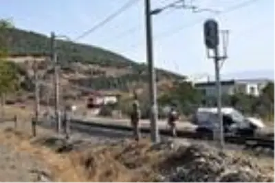 Hemzemin geçitte tren hafif ticari araca çarptı; 1'i çocuk 2 kişi öldü, 1 çocuk yaralandı Hemzemin geçitte tren hafif ticari araca çarptı; 1'i çocuk 2 kişi öldü, 1 çocuk yaralandı
