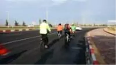 İHH gönüllüsü, yetimlere farkındalık için 2 bin 920 kilometre pedal çevirdi İHH gönüllüsü, yetimlere farkındalık için 2 bin 920 kilometre pedal çevirdi