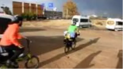 İHH gönüllüsü, yetimlere farkındalık için 2 bin 920 kilometre pedal çevirdi İHH gönüllüsü, yetimlere farkındalık için 2 bin 920 kilometre pedal çevirdi