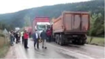 İki kamyon çarpıştı: 2 yaralı İki kamyon çarpıştı: 2 yaralı