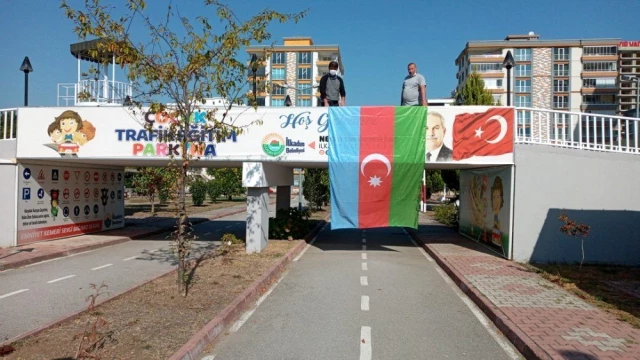 İlkadım'da tüm tesislere Azerbaycan bayrağı
