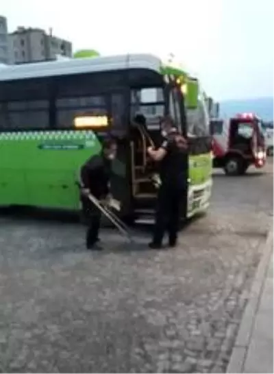 Isınmak için otobüsünün motor kısmına giren yavru kediyi itfaiye kurtardı Isınmak için otobüsünün motor kısmına giren yavru kediyi itfaiye kurtardı