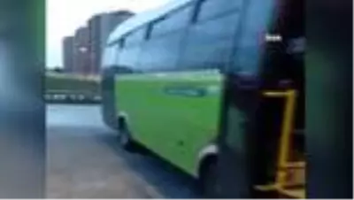 Isınmak için otobüsünün motor kısmına giren yavru kediyi itfaiye kurtardı Isınmak için otobüsünün motor kısmına giren yavru kediyi itfaiye kurtardı