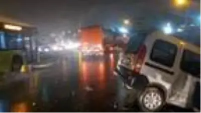 Kamyonetin kasasından dökülen demirler kazaya neden oldu: 1 yaralı Kamyonetin kasasından dökülen demirler kazaya neden oldu: 1 yaralı