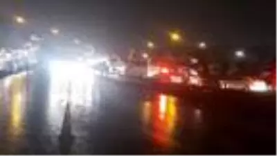 Kamyonetin kasasından dökülen demirler kazaya neden oldu: 1 yaralı Kamyonetin kasasından dökülen demirler kazaya neden oldu: 1 yaralı