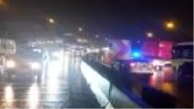 Kamyonetin kasasından dökülen demirler kazaya neden oldu: 1 yaralı Kamyonetin kasasından dökülen demirler kazaya neden oldu: 1 yaralı
