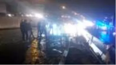 Kamyonetin kasasından dökülen demirler kazaya neden oldu: 1 yaralı Kamyonetin kasasından dökülen demirler kazaya neden oldu: 1 yaralı