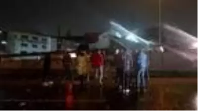 Kamyonetin kasasından dökülen demirler kazaya neden oldu: 1 yaralı Kamyonetin kasasından dökülen demirler kazaya neden oldu: 1 yaralı