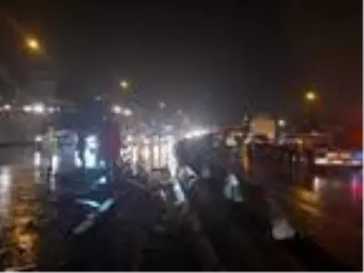Kamyonetin kasasından dökülen demirler kazaya neden oldu: 1 yaralı Kamyonetin kasasından dökülen demirler kazaya neden oldu: 1 yaralı