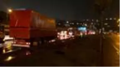 Kamyonetin kasasından dökülen demirler kazaya neden oldu: 1 yaralı Kamyonetin kasasından dökülen demirler kazaya neden oldu: 1 yaralı