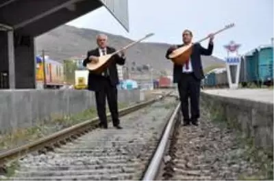 Karslı aşıklar Doğu Ekspresi için söyledi Karslı aşıklar Doğu Ekspresi için söyledi