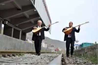 Karslı aşıklar Doğu Ekspresi için söyledi Karslı aşıklar Doğu Ekspresi için söyledi
