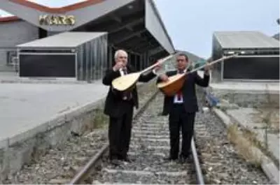 Karslı aşıklar Doğu Ekspresi için söyledi Karslı aşıklar Doğu Ekspresi için söyledi