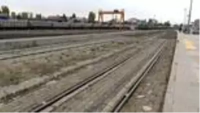 Karslı aşıklar Doğu Ekspresi seferlerinin başlaması için tren garında türküler seslendirdi Karslı aşıklar Doğu Ekspresi seferlerinin başlaması için tren garında türküler seslendirdi