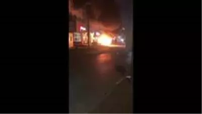 Kaza sonrası patlayan araçtan son anda çıkarak alevler arasında kalmaktan kurtuldu Kaza sonrası patlayan araçtan son anda çıkarak alevler arasında kalmaktan kurtuldu