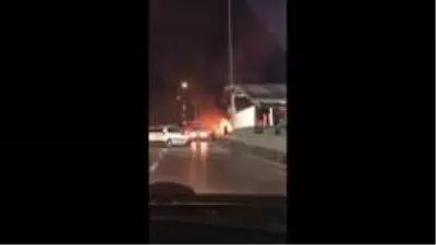 Kaza sonrası patlayan araçtan son anda çıkarak alevler arasında kalmaktan kurtuldu Kaza sonrası patlayan araçtan son anda çıkarak alevler arasında kalmaktan kurtuldu