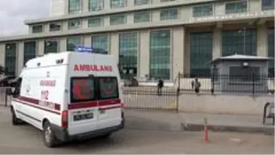 Koca, boşanma davasının görülmesine yarım saat kala eşini bıçakladı Koca, boşanma davasının görülmesine yarım saat kala eşini bıçakladı
