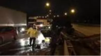 Lastiği patlayan TIR cipe çarptı, otoyolda uzun araç kuyrukları oluştu Lastiği patlayan TIR cipe çarptı, otoyolda uzun araç kuyrukları oluştu