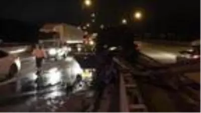 Lastiği patlayan TIR cipe çarptı, otoyolda uzun araç kuyrukları oluştu Lastiği patlayan TIR cipe çarptı, otoyolda uzun araç kuyrukları oluştu