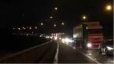 Lastiği patlayan TIR cipe çarptı, otoyolda uzun araç kuyrukları oluştu Lastiği patlayan TIR cipe çarptı, otoyolda uzun araç kuyrukları oluştu