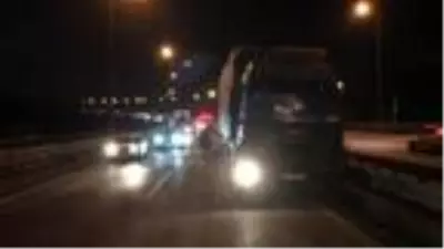 Lastiği patlayan TIR cipe çarptı, otoyolda uzun araç kuyrukları oluştu Lastiği patlayan TIR cipe çarptı, otoyolda uzun araç kuyrukları oluştu