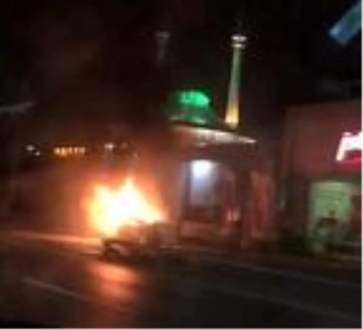 'Makas' atarak kaza yapan otomobil alev alev yandı (YENİDEN)