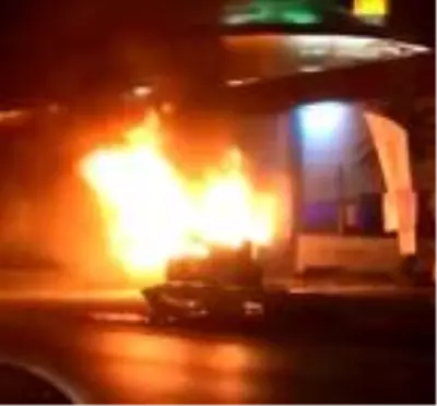 'Makas' atarak kaza yapan otomobil alev alev yandı (YENİDEN) 'Makas' atarak kaza yapan otomobil alev alev yandı (YENİDEN)
