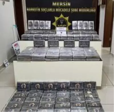 Mersin Limanı'nda kağıt yüklü konteynırda yapılan aramada 220 kilo uyuşturucu madde ele geçirildi Mersin Limanı'nda kağıt yüklü konteynırda yapılan aramada 220 kilo uyuşturucu madde ele geçirildi