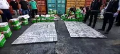 Mersin Limanı'nda kağıt yüklü konteynırda yapılan aramada 220 kilo uyuşturucu madde ele geçirildi Mersin Limanı'nda kağıt yüklü konteynırda yapılan aramada 220 kilo uyuşturucu madde ele geçirildi