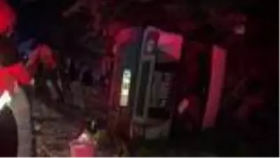 Minibüs devrildi: 3 yaralı Minibüs devrildi: 3 yaralı